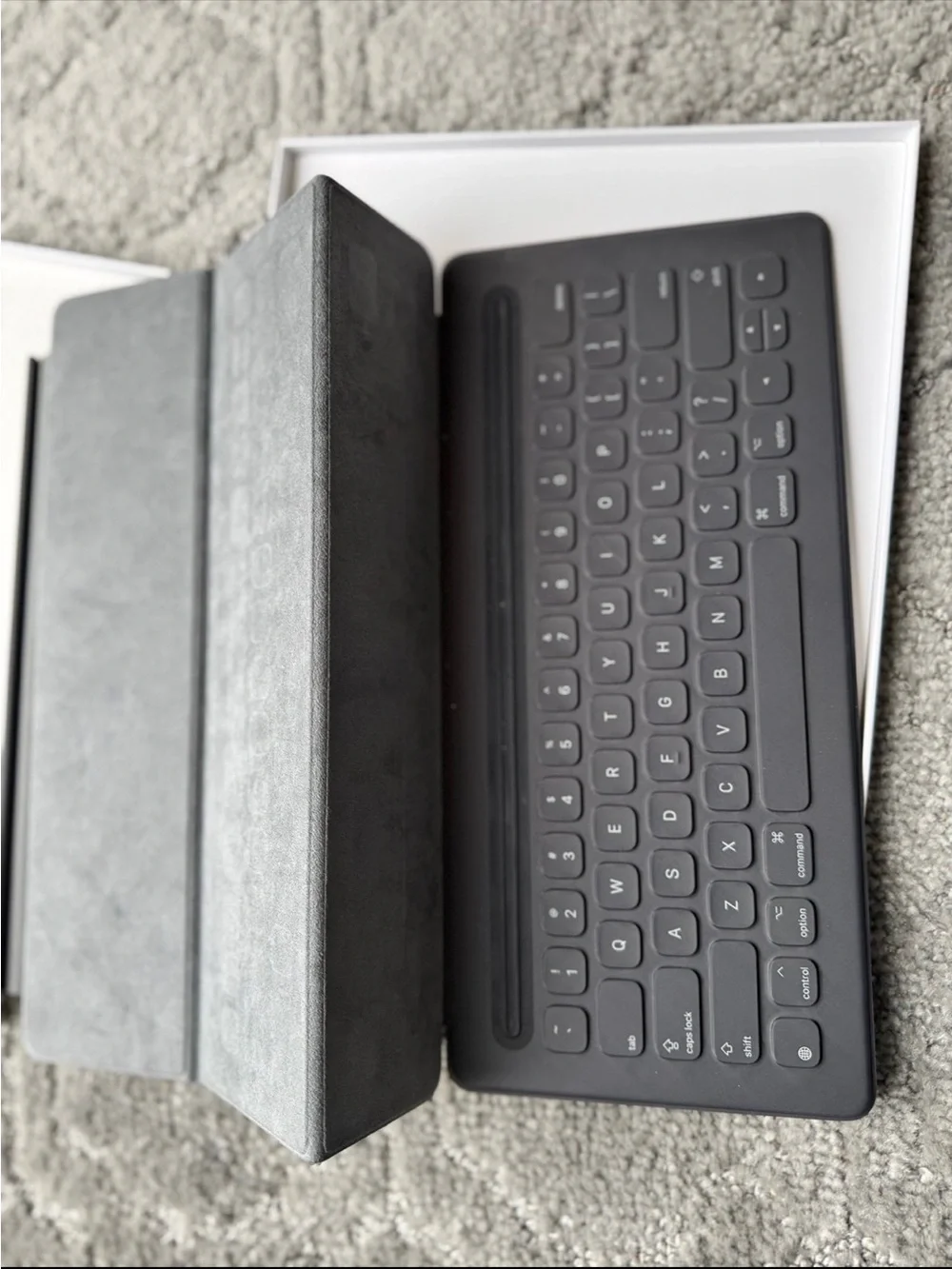 Apple iPad with Smart Keyboard - White Front / Dark Gray Keyboard